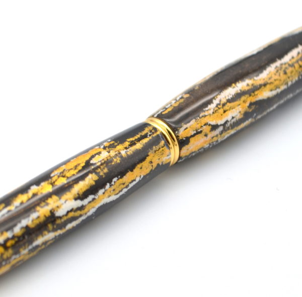Stylo à bille I077 en châtaignier vieilli et peint à la main – Image 9