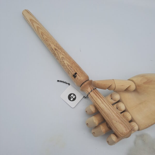 Nostepinne en frêne tournée à la main – Bobinoir artisanal I0138