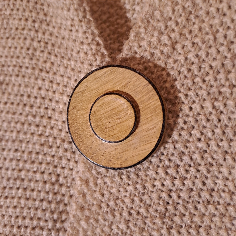 Broche aimantée en chêne I210 – Image 2