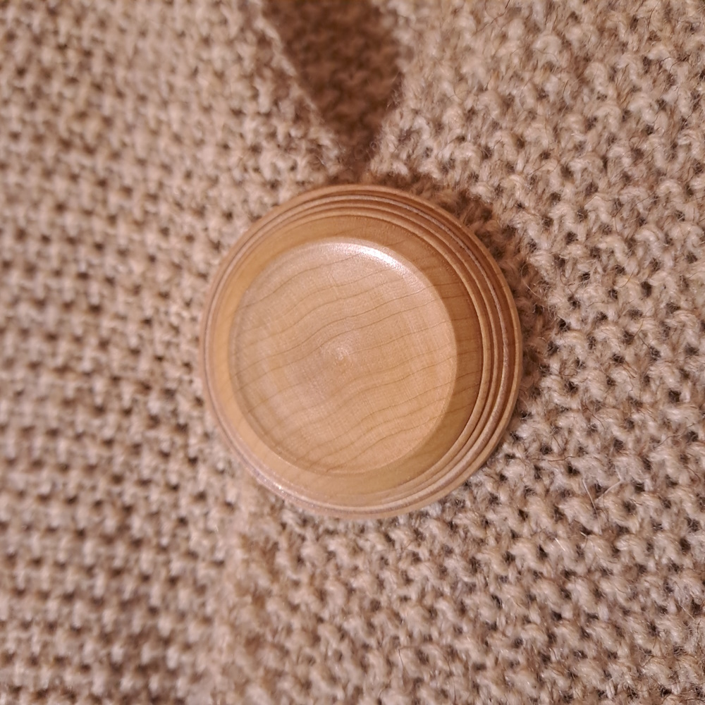 Broche aimantée en érable I213 – Image 2