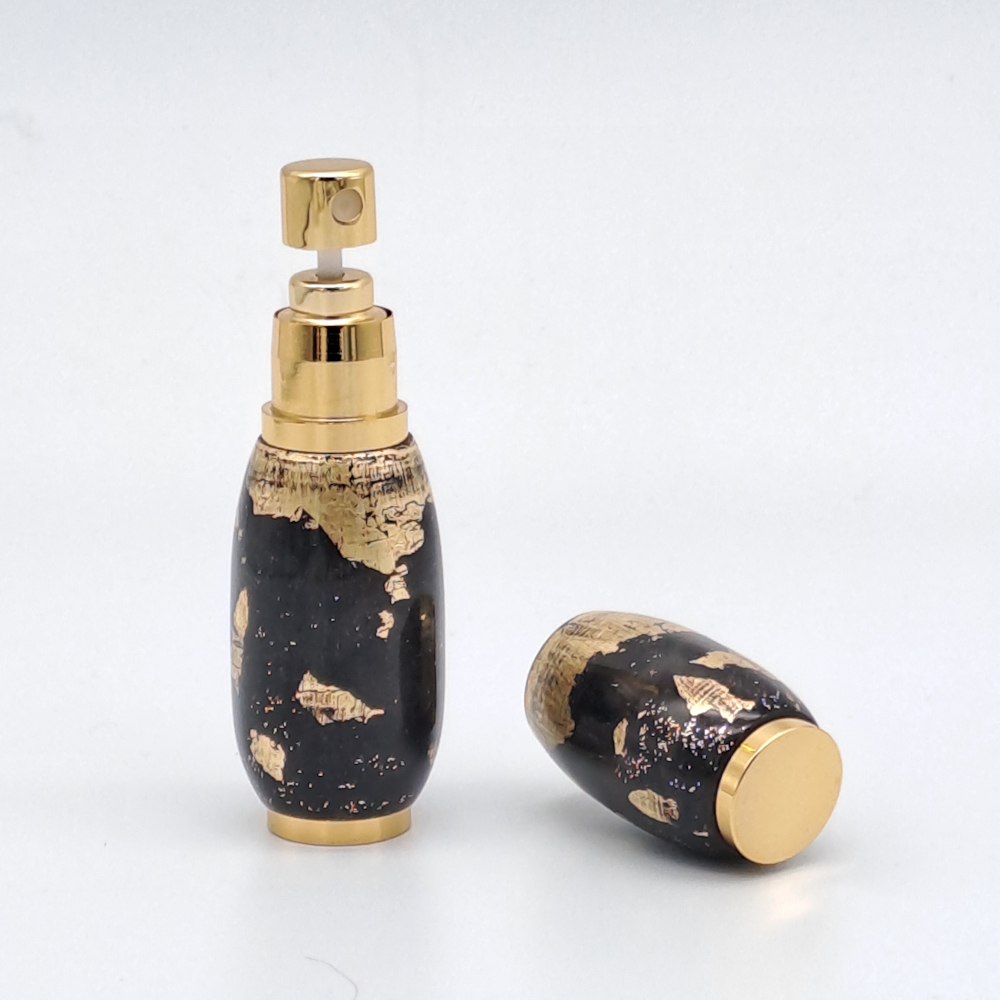 Atomiseur de parfum en fibre de carbone et feuilles d'or J040