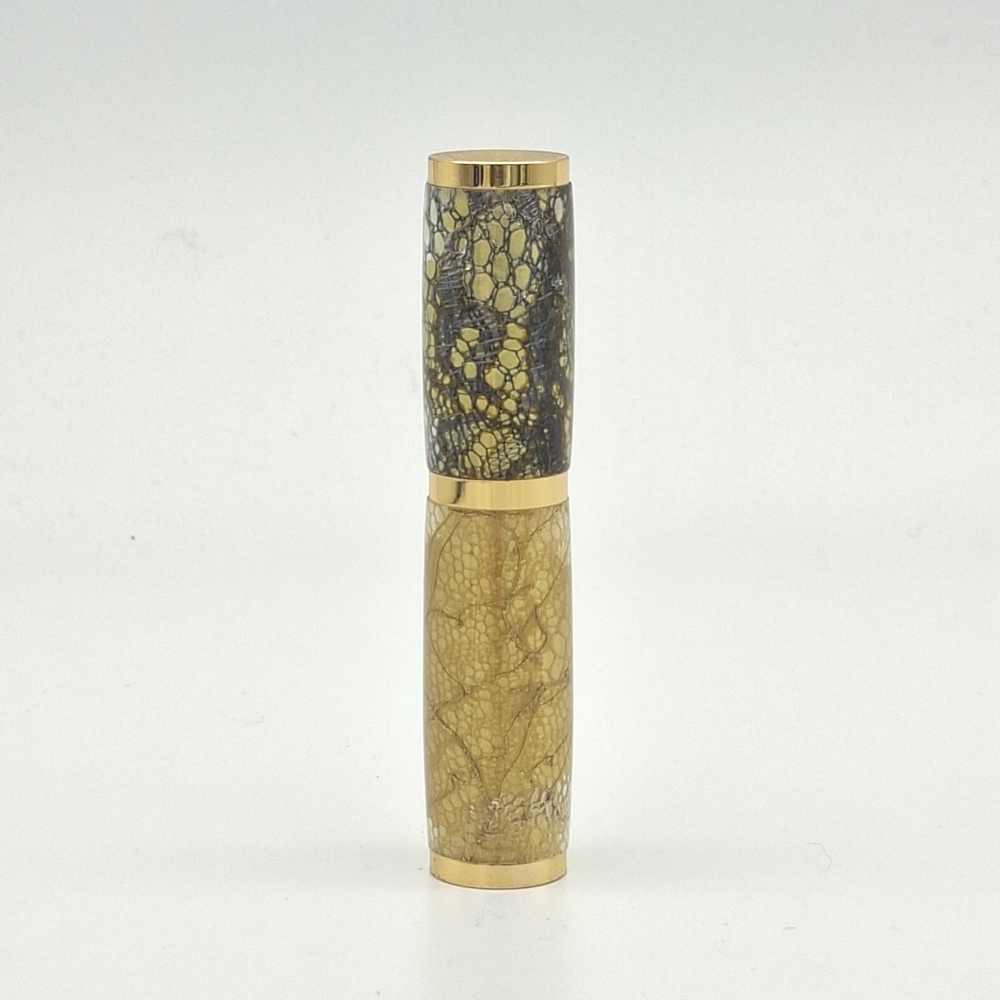 Atomiseur de parfum en résine et dentelles de Calais Caudry J044 – Image 3