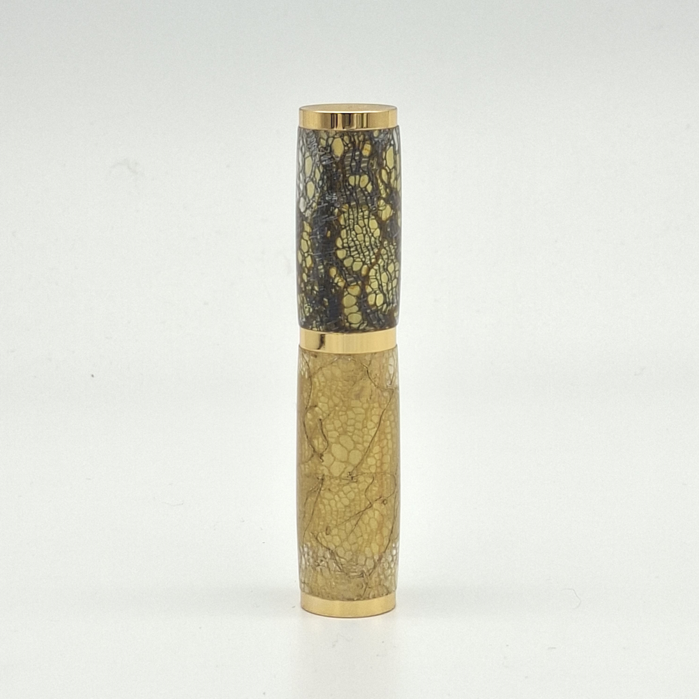 Atomiseur de parfum en résine et dentelles de Calais Caudry J044 – Image 2