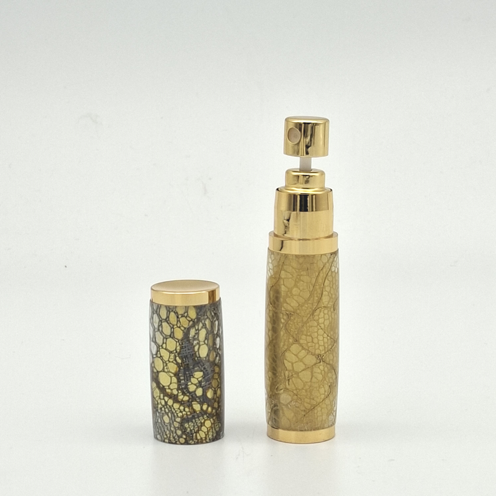 Atomiseur de parfum en résine et dentelles de Calais Caudry J044